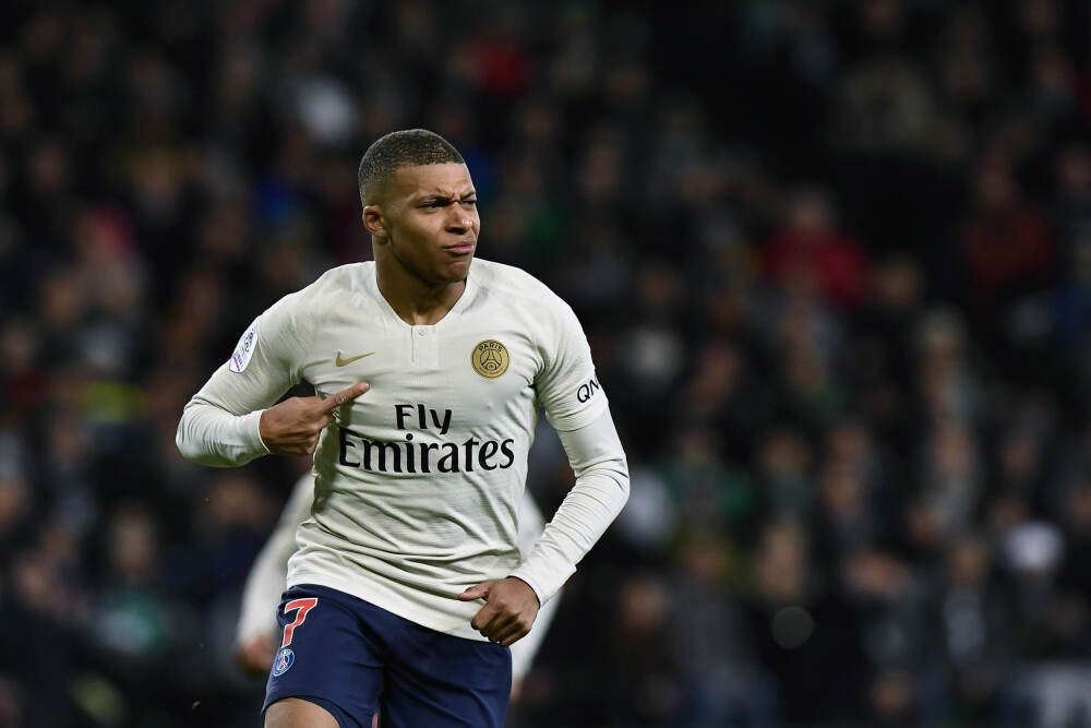 太无解了！杜兰特弧顶胯下连续变向 无视莫布里防守三分轰进！